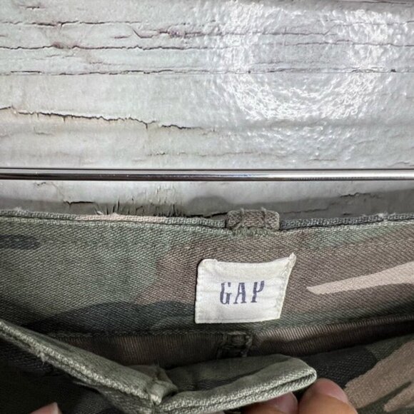 Gap camo 4 petite utility shorts with red strip green - Picture 6 of 9